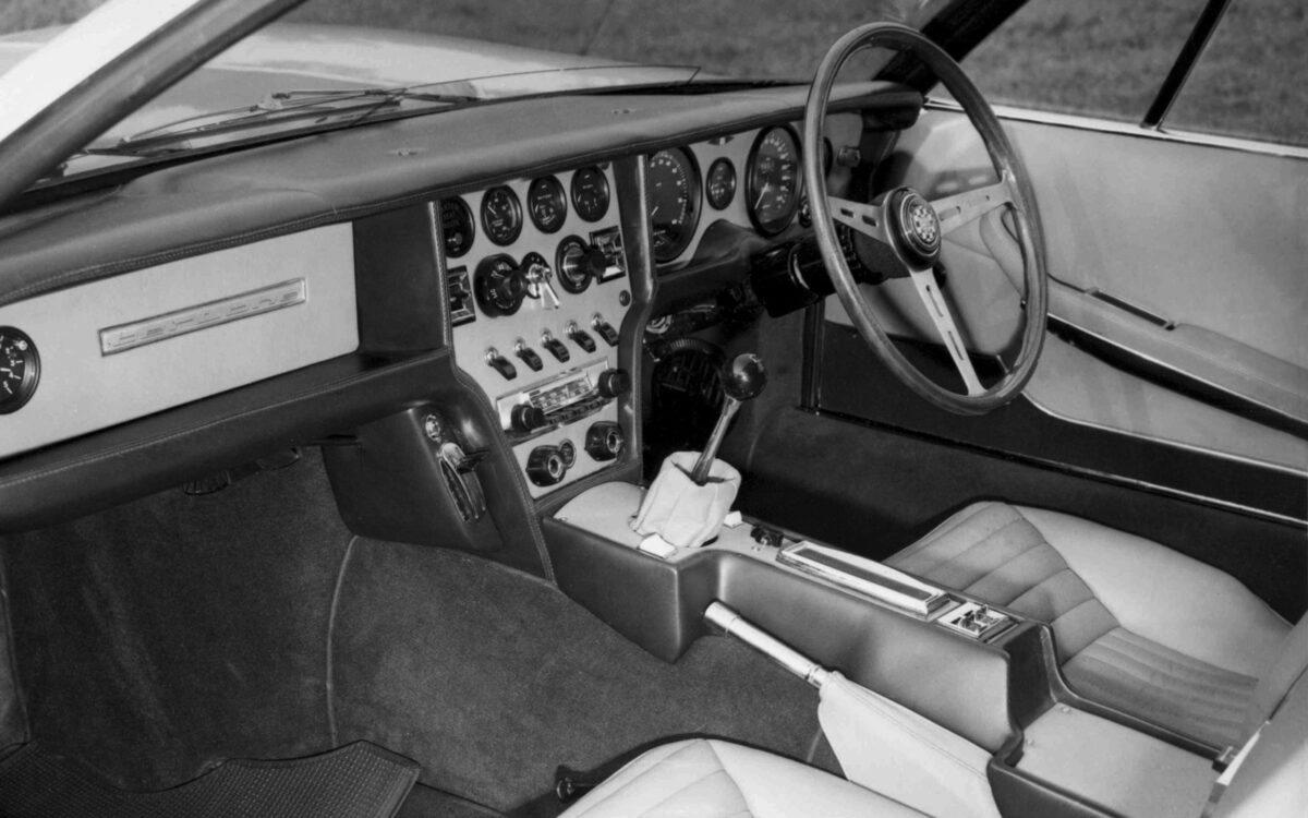 1967-Bertone-Jaguar-Pirana-Interior-01