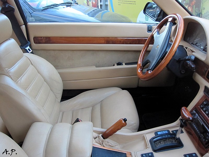 800px-Maserati_Ghibli_Interior_(4999973010)