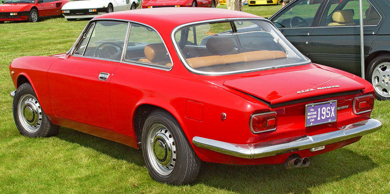 800px-1969-Alfa-Romeo-GT-Veloce-Red-Rear-Angle-st