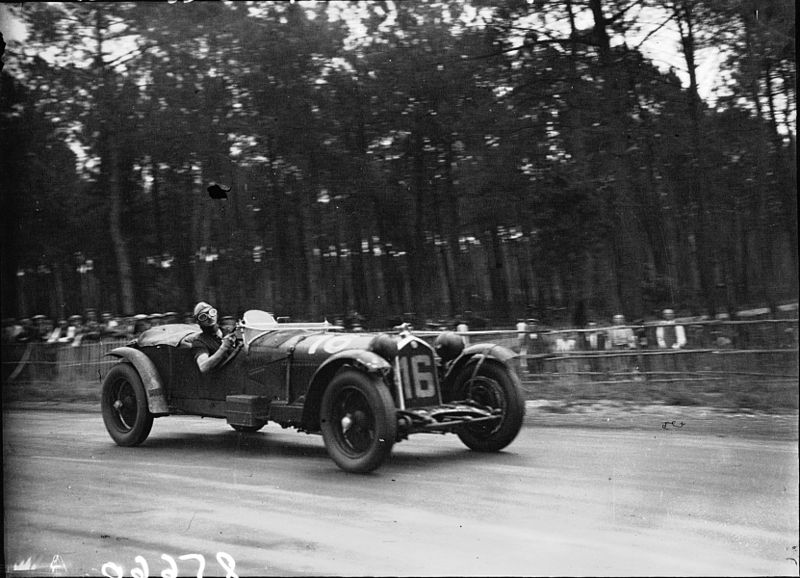 Alfa_Romeo_8c touring 16_of_Birkin_and_Howe_at_the_1931_24_Hours_of_Le_Mans